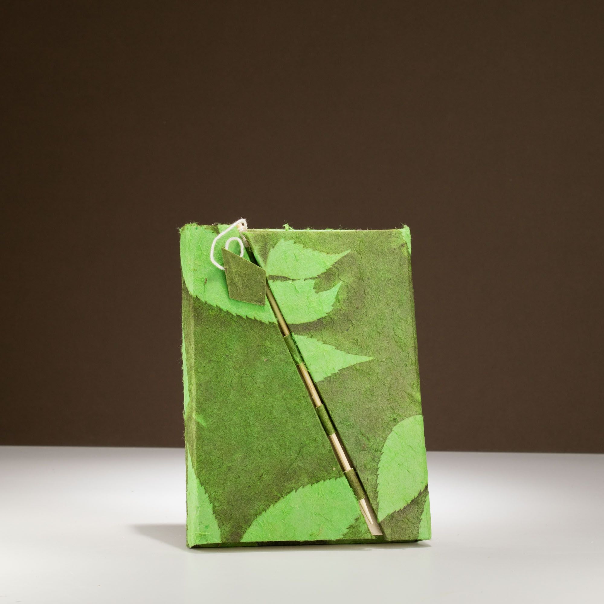 Lokta Bold Floral Bamboo Lock Journal – Moss Green